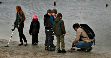"Sondeln" am Strand - Maria mit Metallsuchgerät
