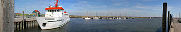 Im Panorama: Der Hafen von Spiekeroog
